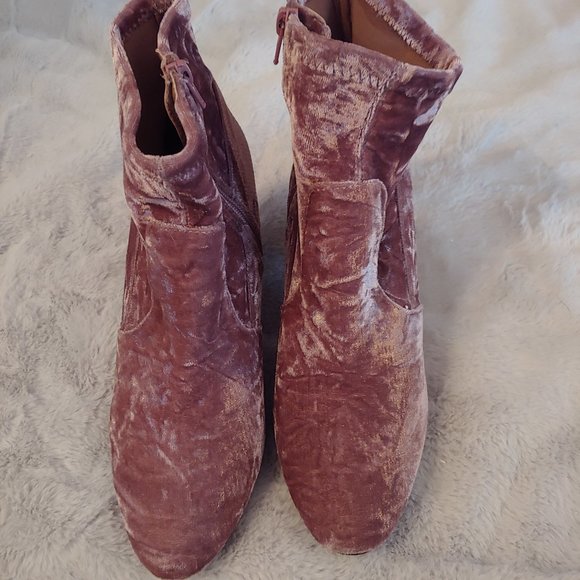 Steve Madden Emison Velvet Bootie pale Pink 10 - Picture 8 of 11